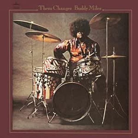 Buddy Miles sitzt an einem Schlagzeug, das mit einem Sternen- und Streifenmuster verziert ist.