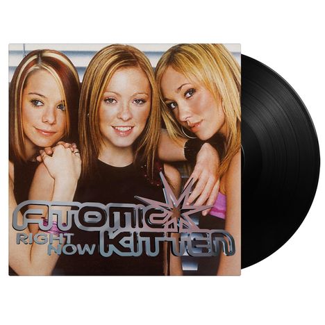 "Atomic Kitten Right Now" ist zu lesen. Drei junge Frauen lächeln, eine Schallplatte ragt seitlich hervor.
