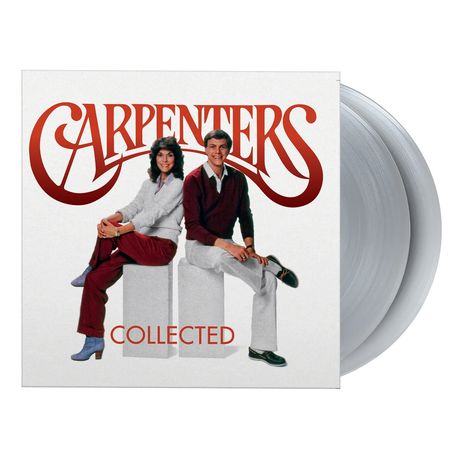 Text: "CARPENTERS COLLECTED". Zwei Personen sitzen lächelnd auf weißen Blöcken und tragen rote und weiße Kleidung.