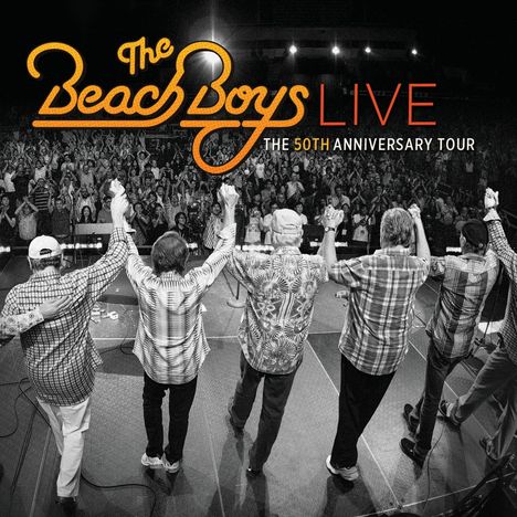 "The Beach Boys LIVE: The 50th Anniversary Tour." Fünf Personen stehen auf einer Bühne, halten sich an den Händen, Publikum im Hintergrund.