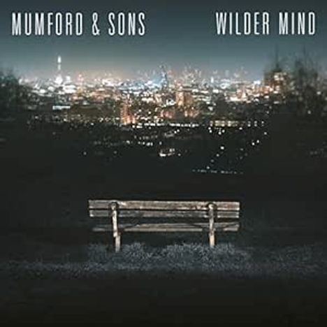 "MUMFORD & SONS" und "WILDER MIND" oben. Eine Bank vor einer Stadt bei Nacht im Hintergrund.