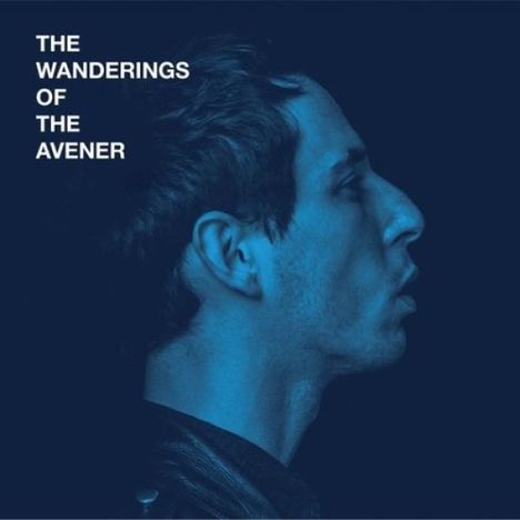 "The Wanderings of The Avener" steht links. Rechts ein Profil eines Mannes in Blau gegen dunkelblauem Hintergrund.