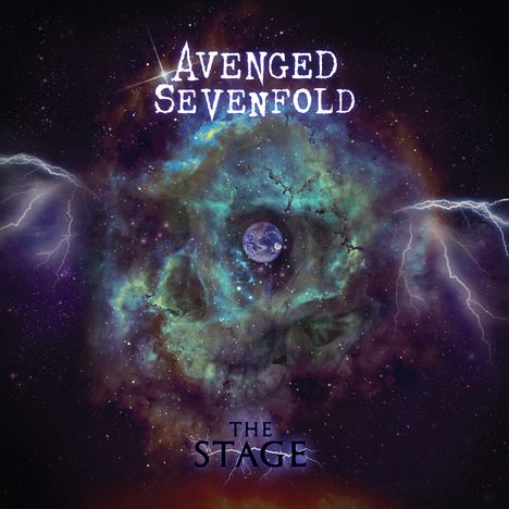 „AVENGED SEVENFOLD“ und „THE STAGE“. Ein kosmischer Hintergrund mit einer Erdkugel und Blitzen, die einen Totenkopf formen.