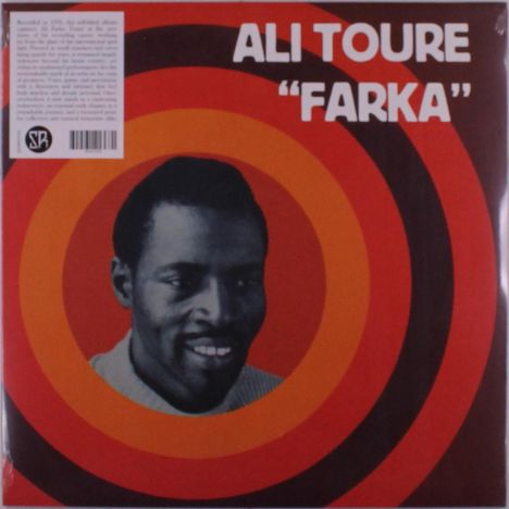 ALI TOURE "FARKA". Ein schwarz-weißes Porträt eines lächelnden Mannes auf konzentrischen Kreisen in Orange- und Rottönen.