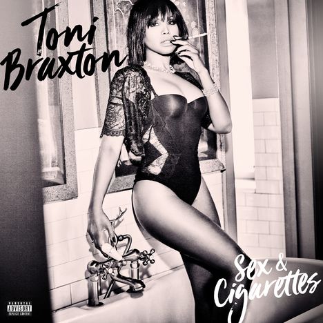 Texte: "Toni Braxton", "Sex & Cigarettes". Frau raucht, trägt schwarzen Badeanzug, lehnt an Badewanne.