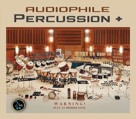 "AUDIOPHILE PERCUSSION +" oben, "WARNING! PLAY AT MEDIUM LEVEL" unten. Viele Schlaginstrumente in einem großen Raum.