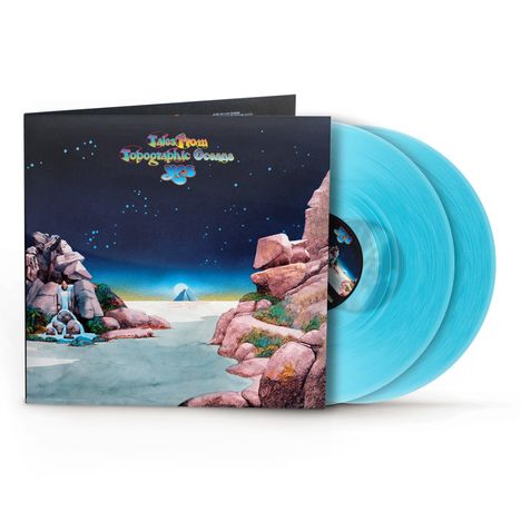 „Tales from Topographic Oceans“ in bunten Buchstaben, zeigt eine Landschaft mit blauem Himmel, Felsen und zwei blauen Schallplatten.