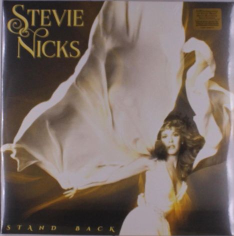Text: "Stevie Nicks Stand Back". Eine Frau wirbelt in einem fließenden weißen Kleid.