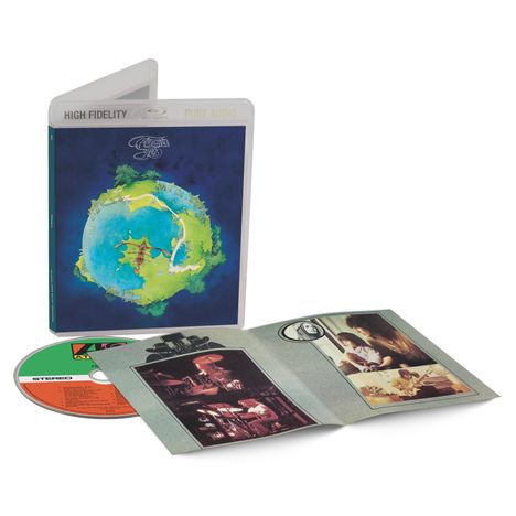 Text: "HIGH FIDELITY", "PURE AUDIO", "STEREO". Zeigt eine Verpackung mit einer Erdkugel-Illustration, CD und ein aufgeklapptes Heft.