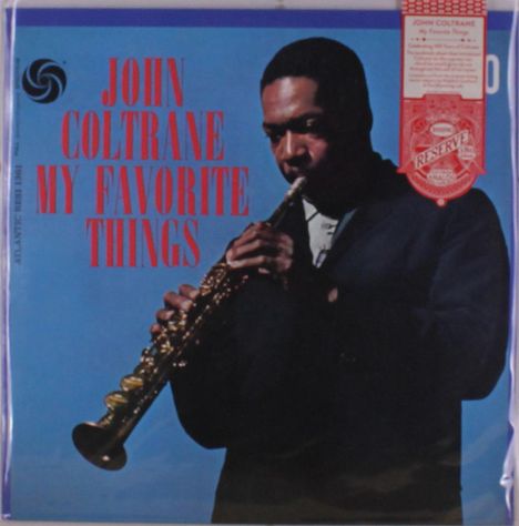 "JOHN COLTRANE MY FAVORITE THINGS" in roten Buchstaben vor blauem Hintergrund; Mann spielt Saxophon.