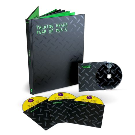 Buch mit "TALKING HEADS FEAR OF MUSIC", daneben CDs. Design in Schwarz und Grün mit rautenförmigem Muster.