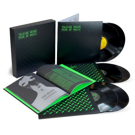 "Talking Heads Fear of Music" steht auf der schwarzen Box und dem Cover, dazu Schallplatten und ein aufgeschlagenes Buch.