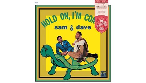 "Hold On, I'm Comin'" und "Sam & Dave". Zwei Männer auf einer Schildkröte, fröhlich in gelbem Hintergrund.