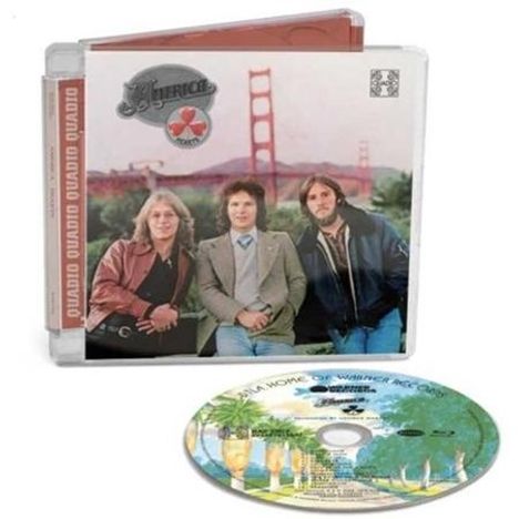 Die Hülle zeigt drei Männer vor einer Brücke. Auf der CD sind Palmen und Strand zu sehen.