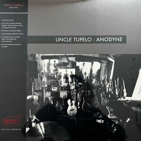 "Uncle Tupelo - Anodyne"; 180-Gramm Vinyl, Limited Edition. Schwarz-weißes Foto mit Gitarren in einem Raum.