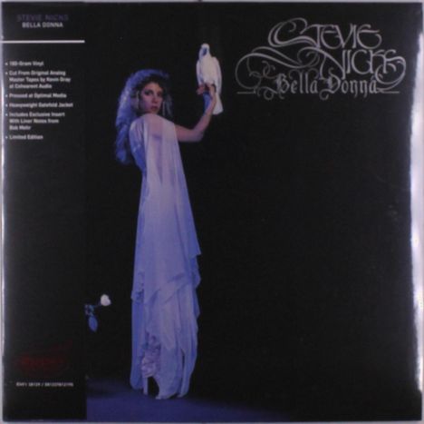 „STEVIE NICKS, BELLA DONNA“ Text oben. Frau in weißem Kleid hält Vogel in einer Hand.