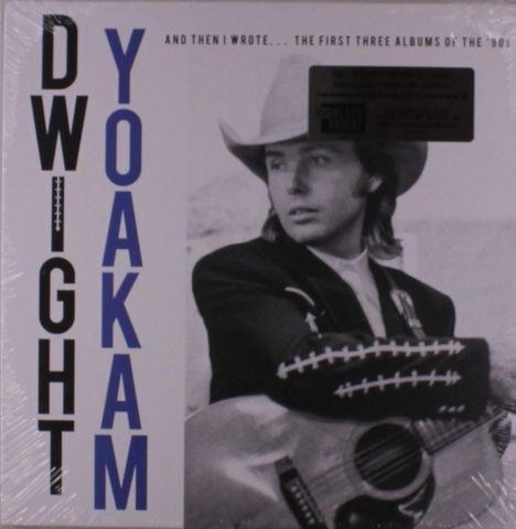 Texte: "DWIGHT YOAKAM", "AND THEN I WROTE... THE FIRST THREE ALBUMS OF THE '90s". Schwarz-weißes Foto eines Mannes mit Gitarre und Cowboyhut.