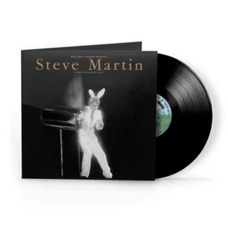 Text: "Steve Martin". Eine Schallplatte mit nostalgischem Design. Ein Mann mit Hasenohren im Anzug neben einem Klavier.