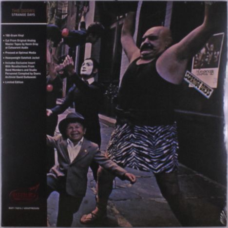 "The Doors - Strange Days" links oben, darunter eine Beschreibung des Vinyls. Mehrere Personen auf einer Straße in bizarren Posen.