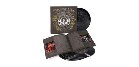 Text: "Finishing Touches, Grateful Dead, Europe '72, Munich, West". 
Ein Vinyl-Album mit kreativem Cover und buntem Booklet.