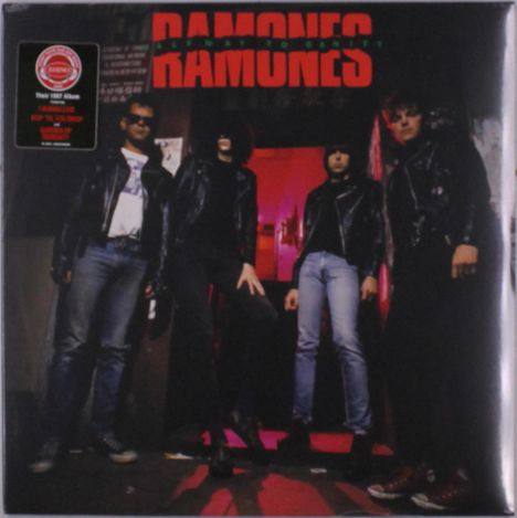 "Ramones" steht oben in roter Schrift. Vier Personen in Lederjacken stehen vor einem hell erleuchteten Hintergrund.