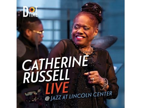 „Catherine Russell Live @ Jazz at Lincoln Center“. Eine Frau singt lächelnd mit Mikrofon, ein Musiker im Hintergrund.