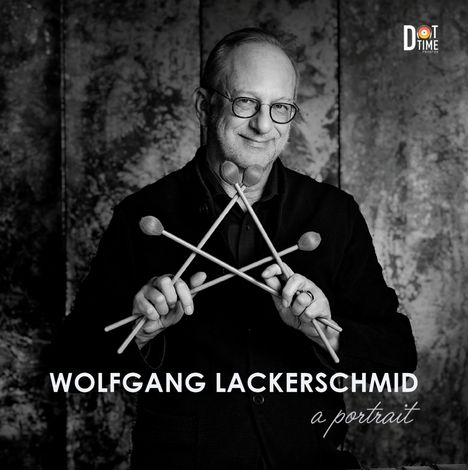 "Wolfgang Lackerschmid, a portrait", zeigt einen Mann mit Brille und Bart, der vier Schlägel kreuzt. Logo oben rechts.