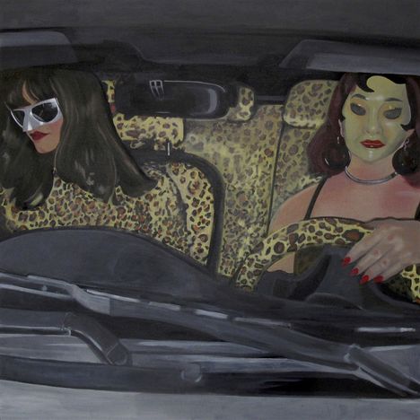 Eine Illustration zeigt zwei Frauen in einem Auto mit Leopardenmuster, eine trägt Sonnenbrille, die andere hat rot lackierte Nägel.