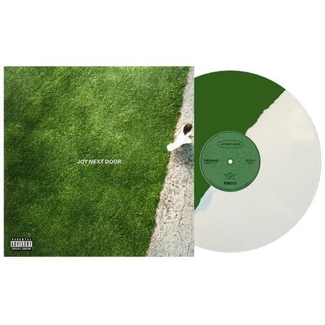 "JOY NEXT DOOR" zentral auf Gras, links ein Cover, rechts eine Vinyl-Schallplatte mit grünem Label.