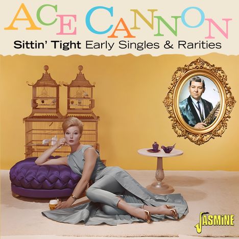 "Ace Cannon Sittin' Tight Early Singles & Rarities. Frau in blauem Kleid, große Vogelkäfige, gerahmtes Porträt, Retro-Stil."