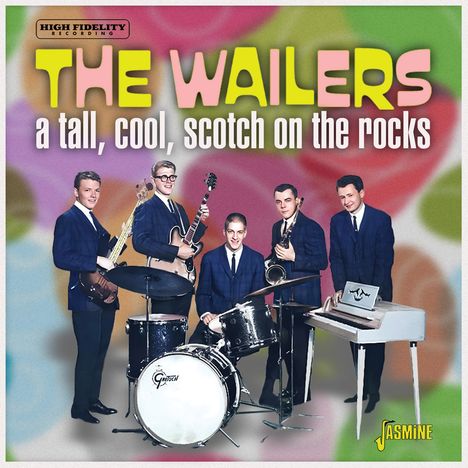 "The Wailers: a tall, cool, scotch on the rocks. Sechs Musiker in blauen Anzügen vor buntem, verschwommenem Hintergrund."