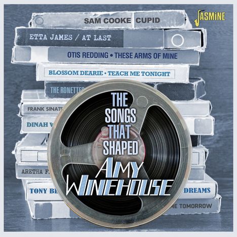 Ein Stapel Musikkassetten mit Titeln. Zentrale Aufschrift: "The Songs That Shaped Amy Winehouse". Jasmine-Logo oben rechts.