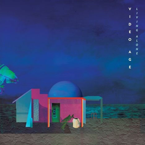 Text: "VIDEO AGE LIVING ALONE". Eine farbenfrohe, surreale Illustration eines Hauses am Meer unter einem tiefblauen Himmel.