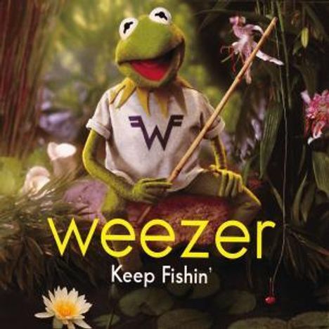 „weezer“ und „Keep Fishin'“ in gelber Schrift. Ein Frosch mit einem T-Shirt hält eine Angel in grüner, pflanzenreicher Umgebung.