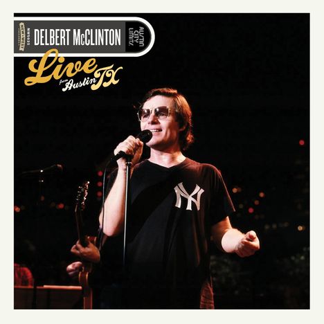 "Delbert McClinton Live from Austin TX". Ein Mann singt mit Mikrofon, trägt ein T-Shirt mit großem NY-Logo. Bühne im Hintergrund.