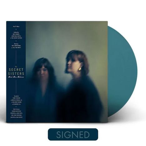 "Signed" und "The Secret Sisters" Text über unscharfem Bild von zwei Frauen auf einer blauen Vinyl-Schallplatte.