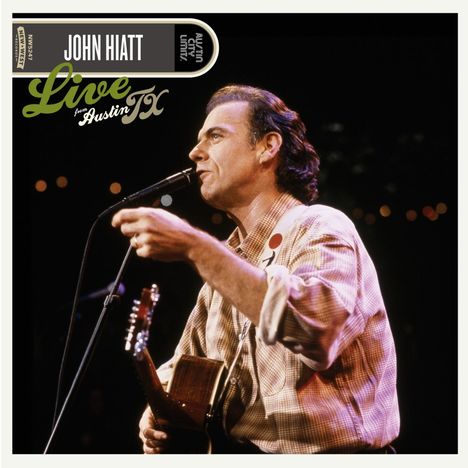 "JOHN HIATT Live from Austin TX". Ein Mann spielt Gitarre und singt in ein Mikrofon auf einer Bühne.