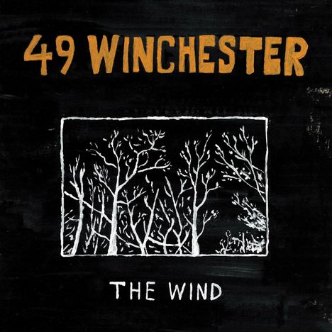 "49 WINCHESTER" und "THE WIND" in Großbuchstaben. Dazwischen eine weiße Zeichnung kahler Bäume auf schwarzem Hintergrund.