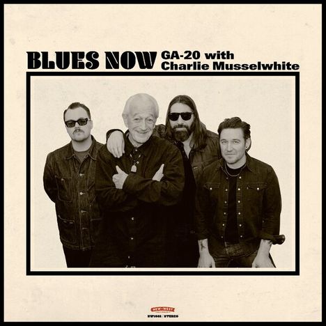 "BLUES NOW GA-20 with Charlie Musselwhite." Vier Männer in dunkler Kleidung lächeln, eine Person hat Sonnenbrille.