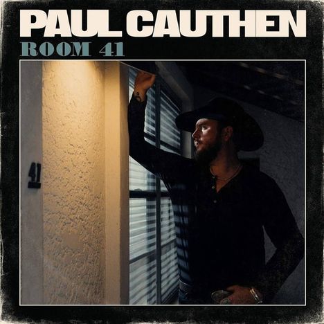 Text: "Paul Cauthen" und "Room 41". Ein Mann mit Hut lehnt an einer Wand neben einem Fenster.
