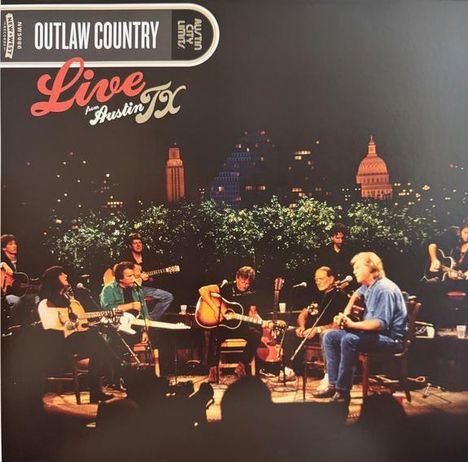 "Outlaw Country" oben, "Live from Austin TX" in der Mitte. Eine Musikgruppe spielt auf einer Bühne, umgeben von Pflanzen.