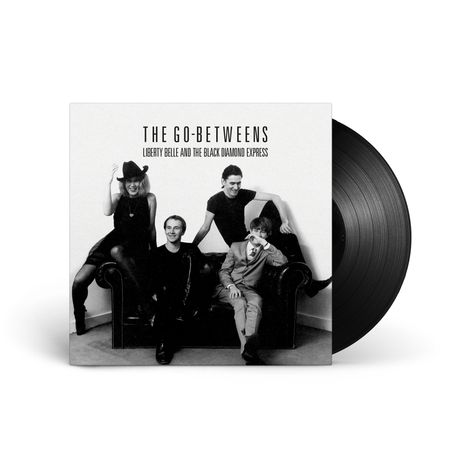 "The Go-Betweens: Liberty Belle and the Black Diamond Express". Schwarz-Weiß-Foto, fünf Personen auf einem Sofa.