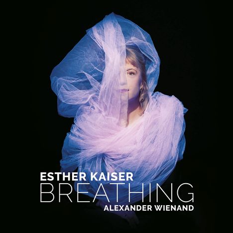 Text: "ESTHER KAISER BREATHING ALEXANDER WIENAND". Eine Frau in lila Stoff gehüllt, vor schwarzem Hintergrund.