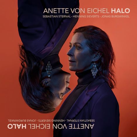 Text: "ANETTE VON EICHEL HALO". Eine Frau vor einem roten Hintergrund, einmal normal und einmal auf dem Kopf stehend.