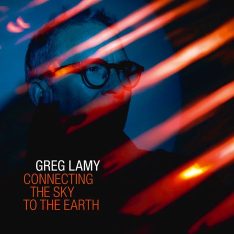 Greg Lamy: Connecting the Sky to the Earth. Dunkles Porträt mit dynamischen roten Lichtstreifen.