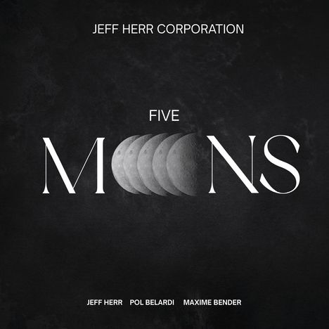 Text: "JEFF HERR CORPORATION", "FIVE MOONS", "JEFF HERR", "POL BELARDI", "MAXIME BENDER". 
Das Wort "MOONS" zeigt Mondphasen.