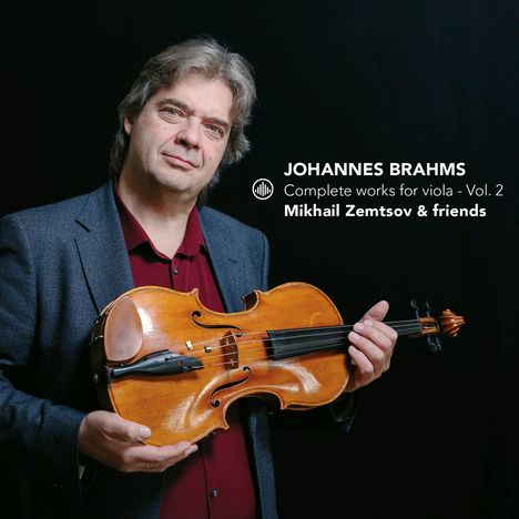 JOHANNES BRAHMS, Complete works for viola - Vol. 2, Mikhail Zemtsov & friends. Mann hält Geige vor einem dunklen Hintergrund.