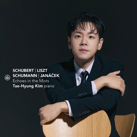 Text: Schubert, Liszt, Schumann, Janáček. Echoes in the Mists. Tae-Hyung Kim piano. Mann in Anzug sitzt auf Stuhl.