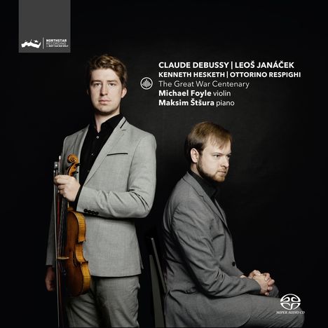 Claude Debussy, Leoš Janáček, Kenneth Hesketh, Ottorino Respighi. The Great War Centenary. Michael Foyle Violine, Maksim Štšura Klavier. Zwei Männer in grauen Anzügen; einer steht mit Violine, der andere sitzt.