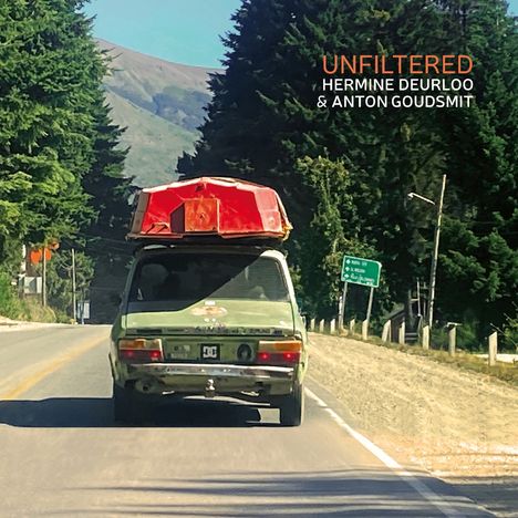 UNFILTERED, Hermine Deurloo & Anton Goudsmit. Ein grünes Auto mit rotem Boot, umgeben von Bäumen und Straße.